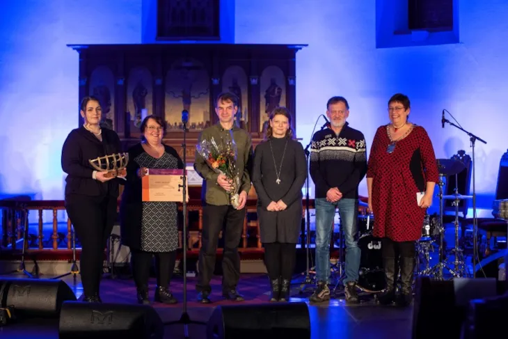 Glade prismottakere fra Trondheim sopp- og nyttevekstforening sammen med ordføreren. Fra venstre: Leder Maria del Carmen Myhre-Gomez Hegge, kasserer Eva Marie Bestvold, nestleder og kartleggingskoordinator Magnar Strand Olsen, tidligere leder Edel Kristin Humstad, frivillig ildsjel Harald Kristian Johnsen og ordfører Rita Ottervik (Foto: Javad Montazeri).