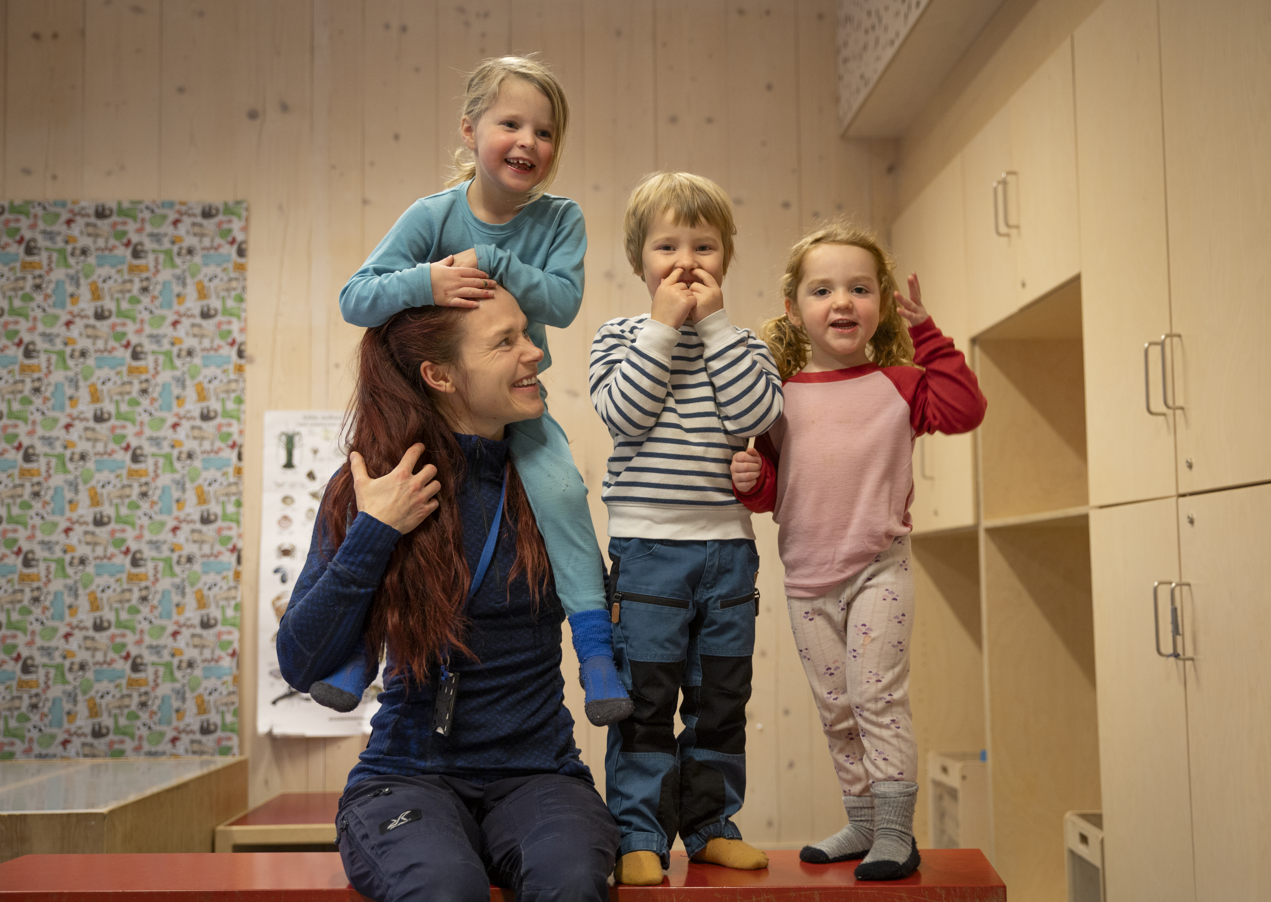 Illustrasjonsbilde av barnehageansatt med barn