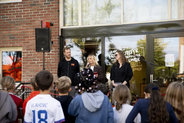 Tre ansatte i Kirkens Bymisjon holder tale til barn og unge på Tempe