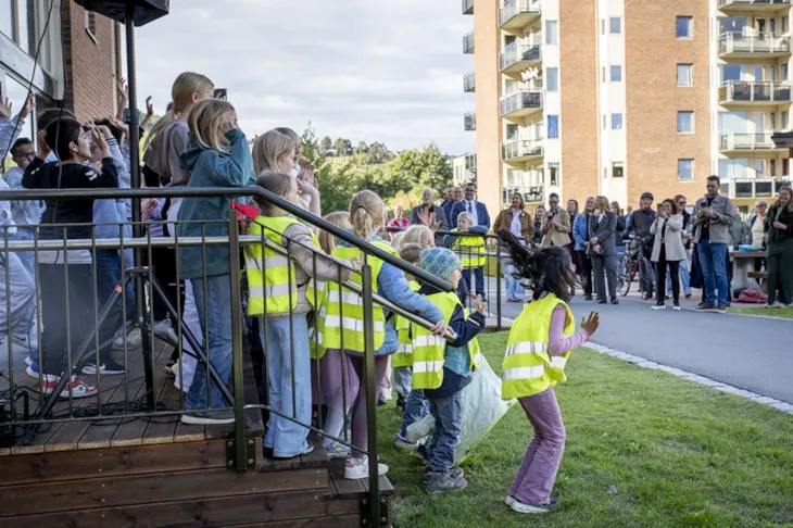 Elever i barneskolealder danser foran oppmøtte