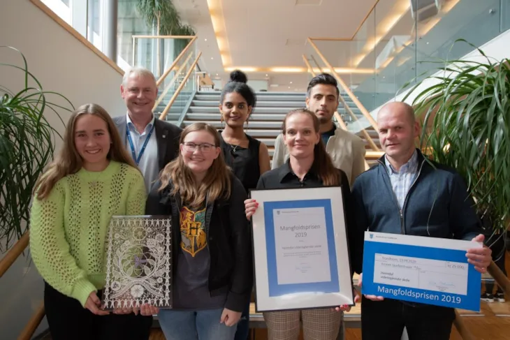 utdeling av Mangfoldsprisen 2019. Rådmann Morten Wolden delte ut årets mangfoldspris til elever og ansatte ved Heimdal videregående skole