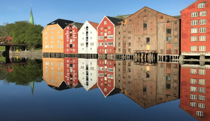 Del av bryggerekka langs Nidelva