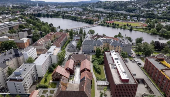 Et dronebilde over Trondheim. Bildet er tatt fra Hospitalsløkkan med Nidelva og sørsiden av byen i bakgrunnen.