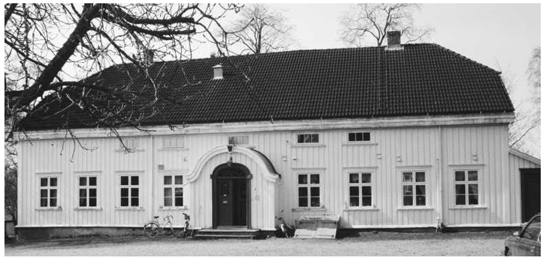 Berg presteg&aring;rd hovedbygning i 1,5 etasjer