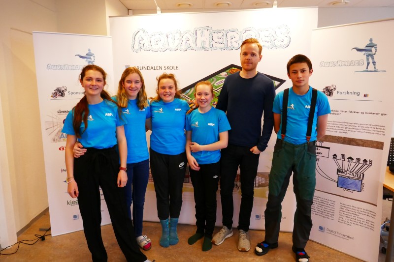 Fem elever pluss lærer