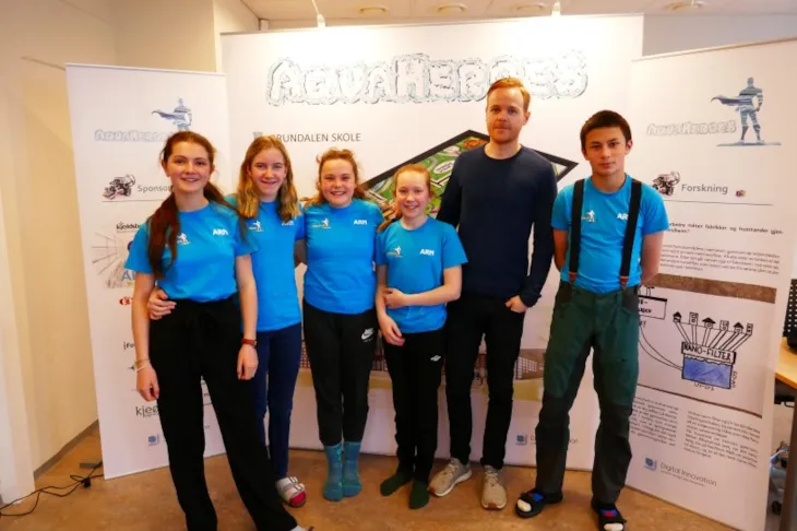 Fem elever pluss lærer