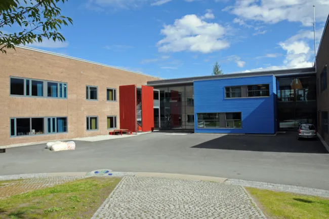 Foto av fasaden på Byåsen skole
