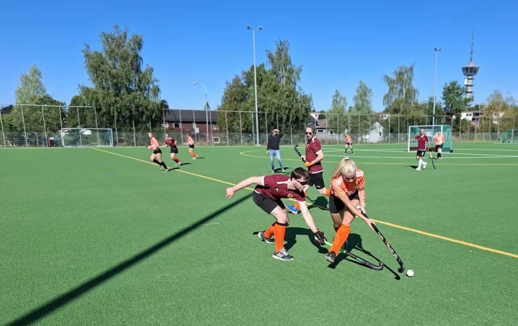 Landhockeyspillere som spiller landhockey på Eberg kunstgressbane.