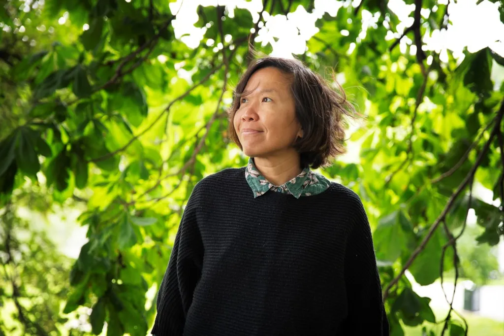 Klimarådgiver Chin-Yu Lee ute foran trær på Marinen.