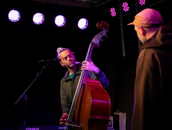 Enok Monk består av Erlend Smalås på kontrabass og Trond Wiger på vokal.