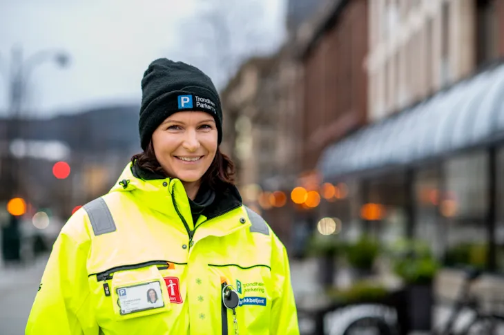 Foto av trafikkbetjent Marie i Kongens gate med utydelig bakgrunn