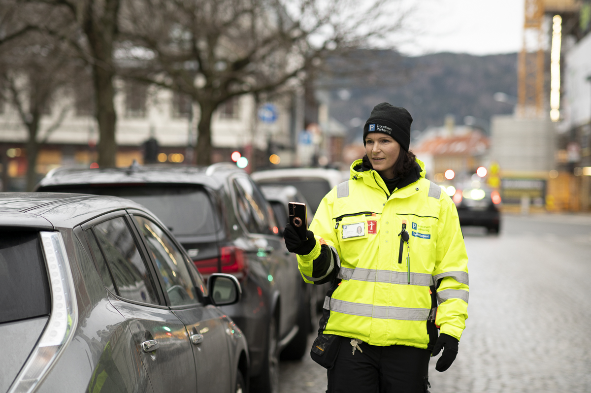 Foto av trafikkbetjent Marie i Dronningens gate mens hun scanner en bil