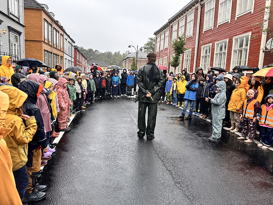 Alle barna h&oslash;rer p&aring; byr&aring;den