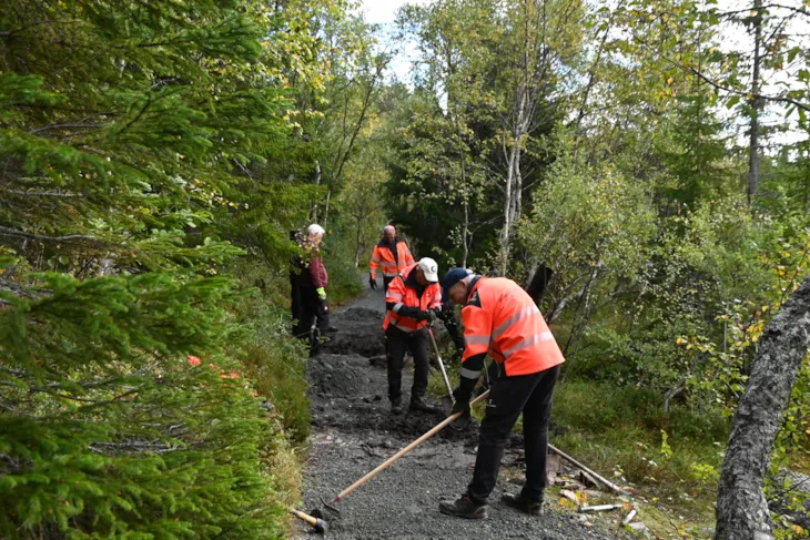 Personer jobber med utbedring av sti