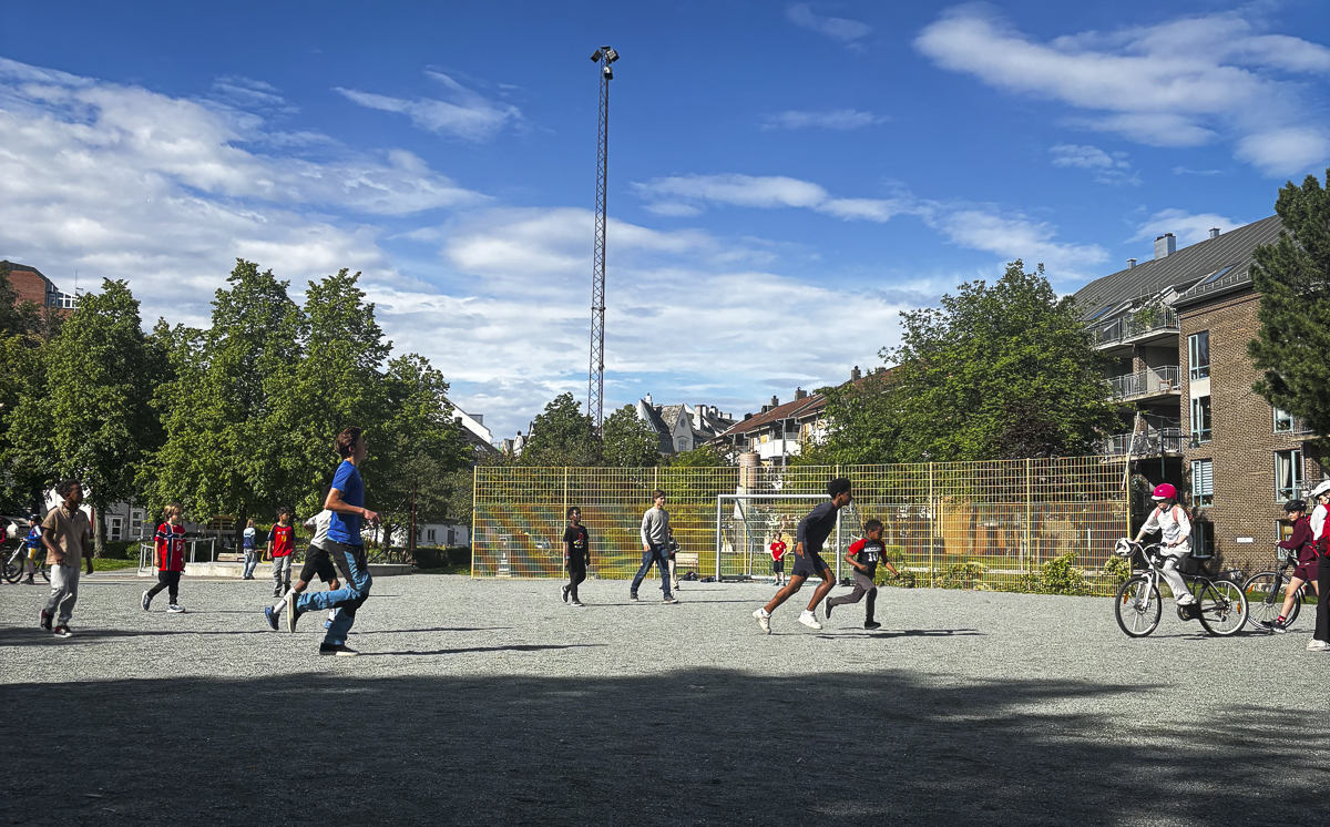 Barn spiller fotball.