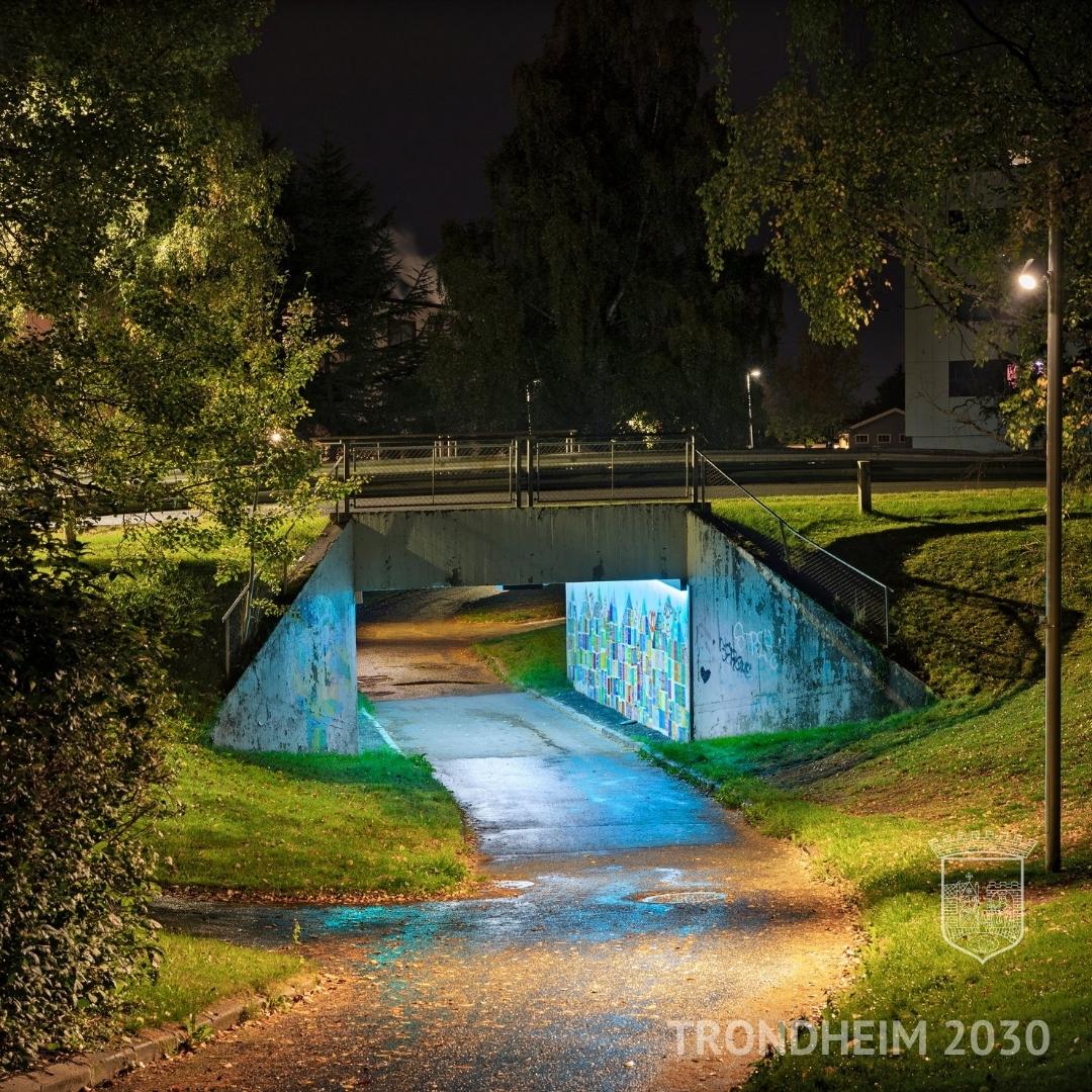 Bilde av en belyst undergang på Kolstad eller Saupstad.