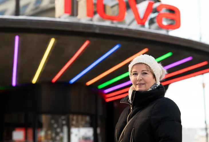 Kirsti utenfor inngangen til Nova kino i Trondheim sentrum.