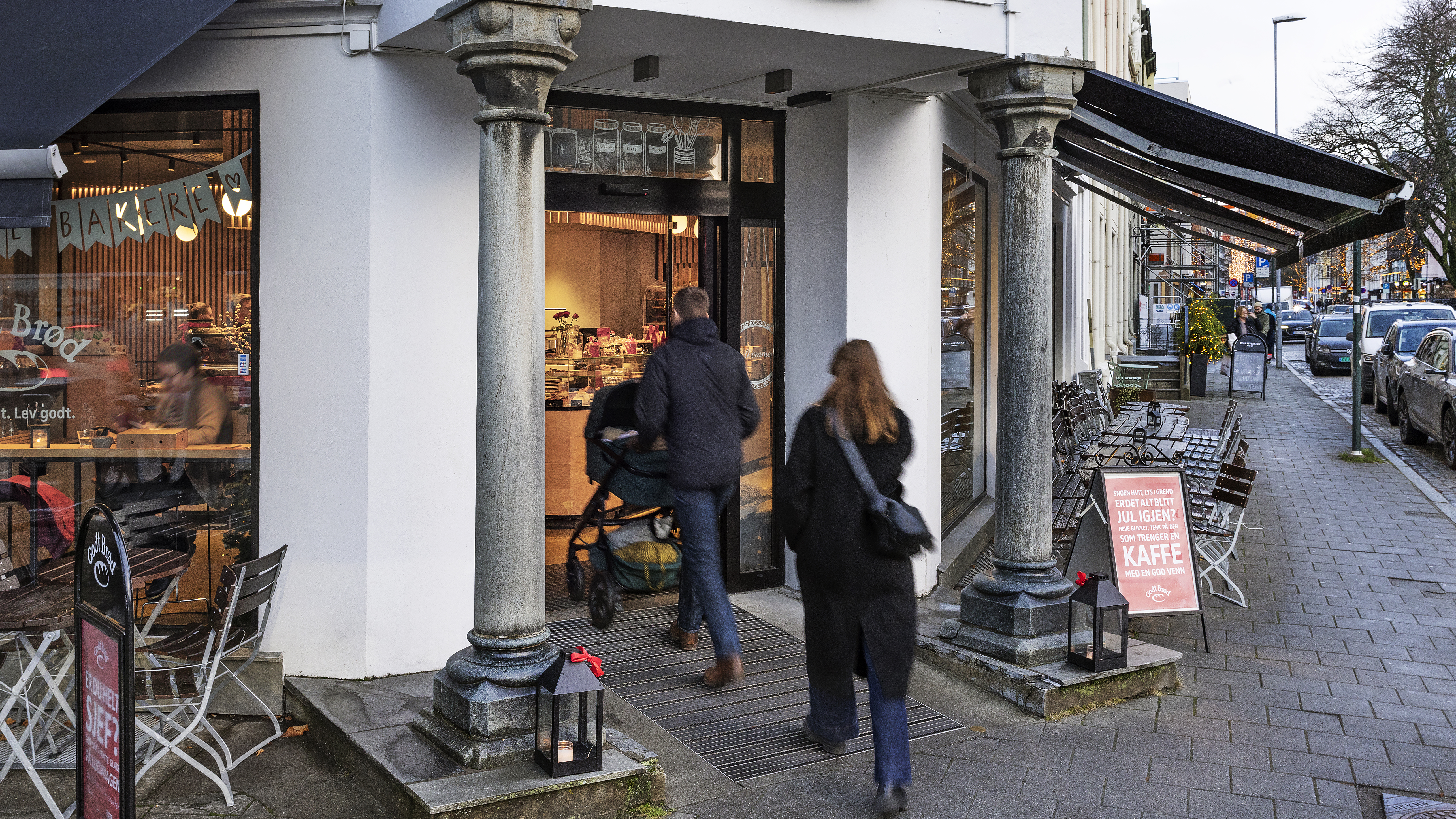 Rampe vises mellom to av bygningens originale s&oslash;yle under et fremstikkende karnapp