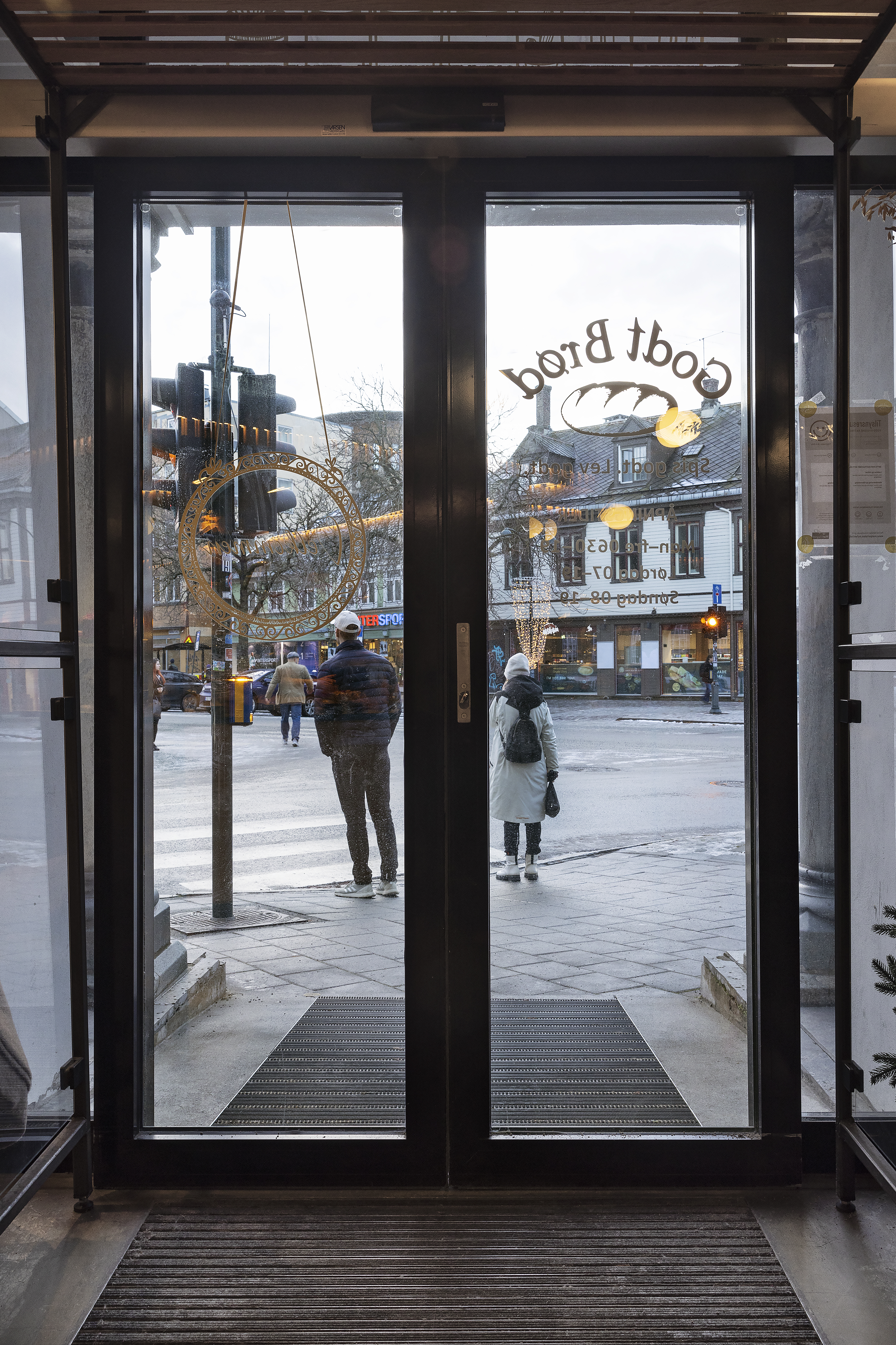 Rampe og d&oslash;r sett innenfra