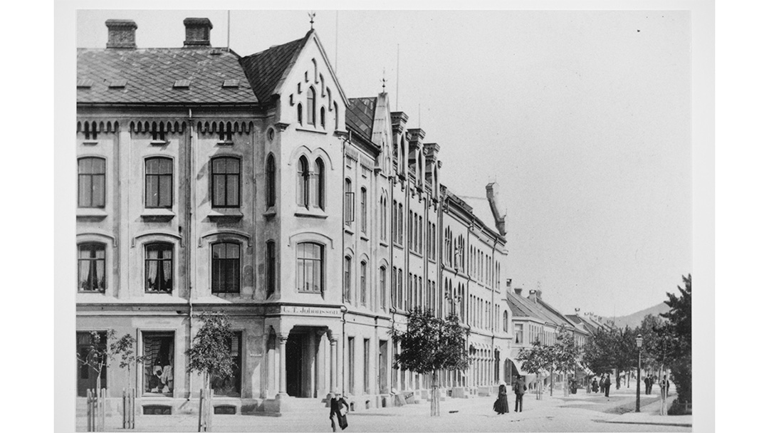 Et eldre foto av bygningen som viser trapp p&aring; hj&oslash;rnet der det n&aring; er rampe