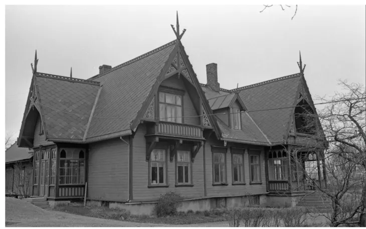 Rognli, flott sveitservilla med spisse tak i en og en halv etasje