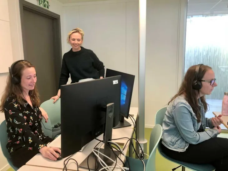Ansatte jobber på pc