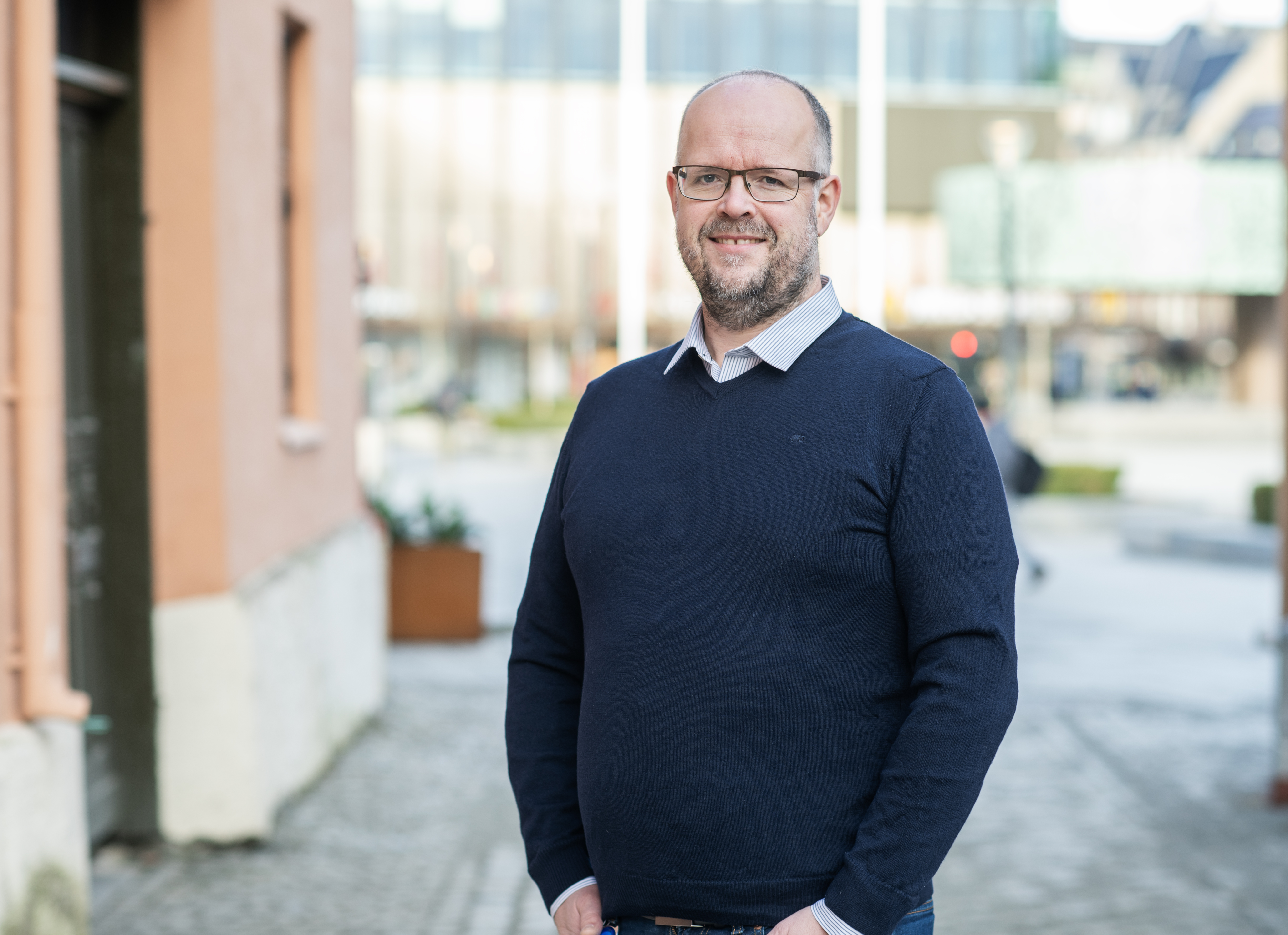 Portrett av Bjørn Helge Græsli utendørs.