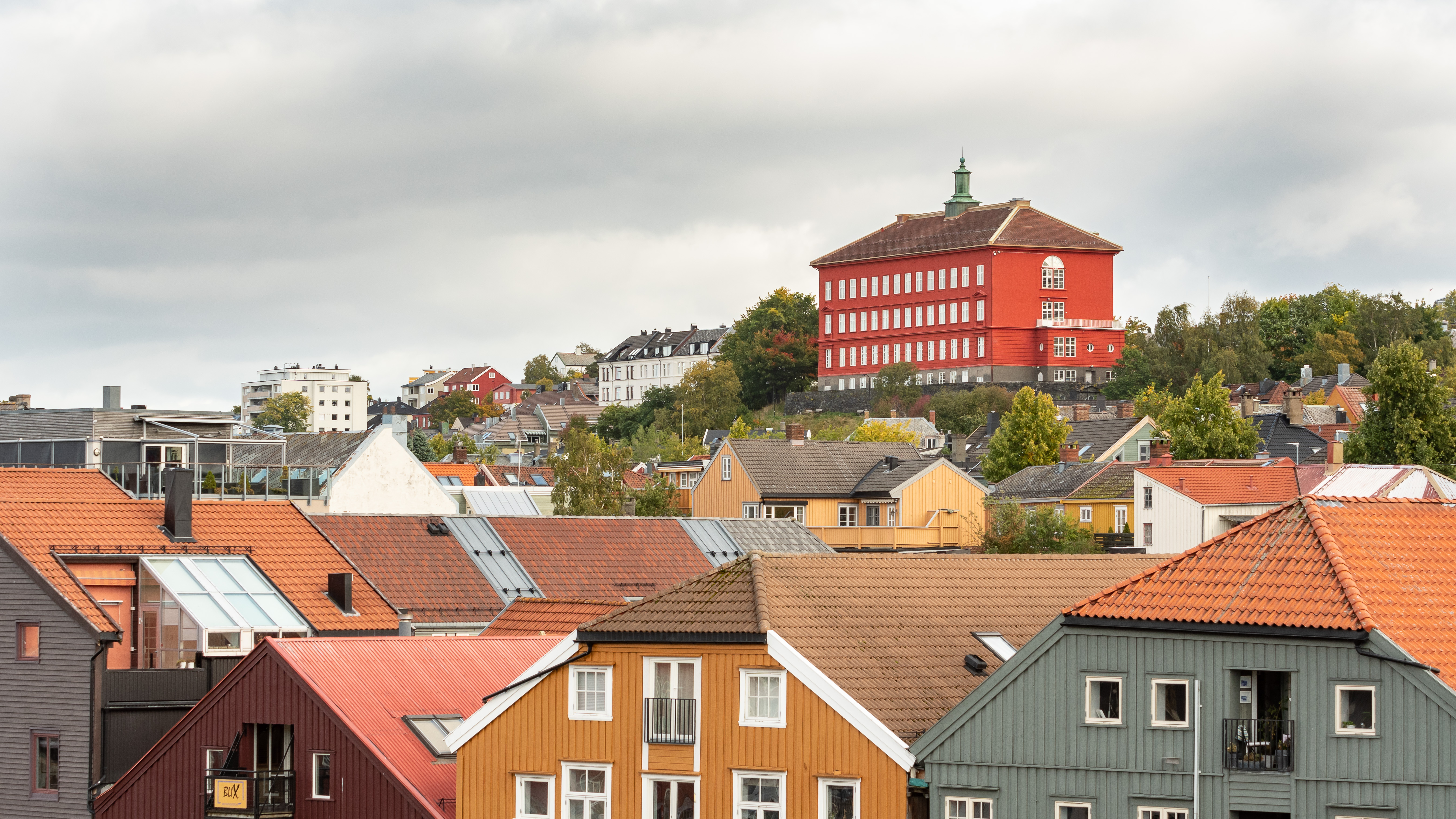 Oversiktsbilde av boliger og Bispehaugen skole på Møllenberg