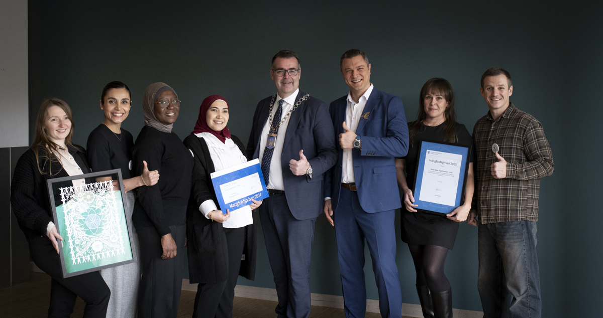 Ordfører sammen med prisvinnerne 