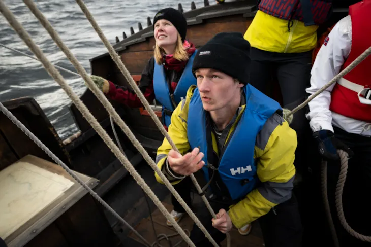 Inga og Brage heiser seil
