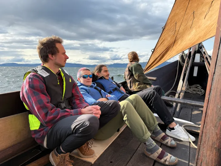 Mannskapet på båten nyter roen