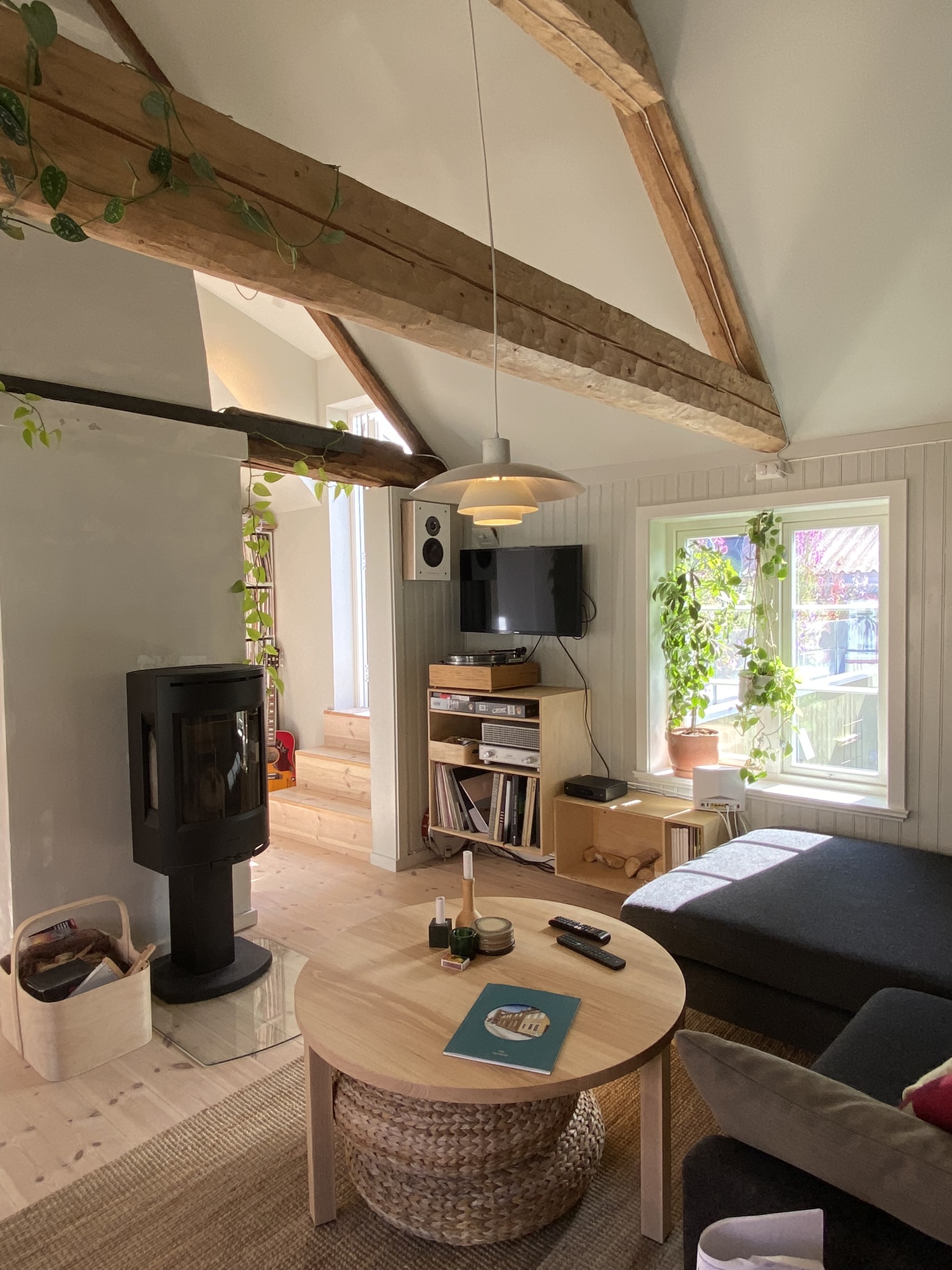 Interiør fra stue der det er høyt under taket