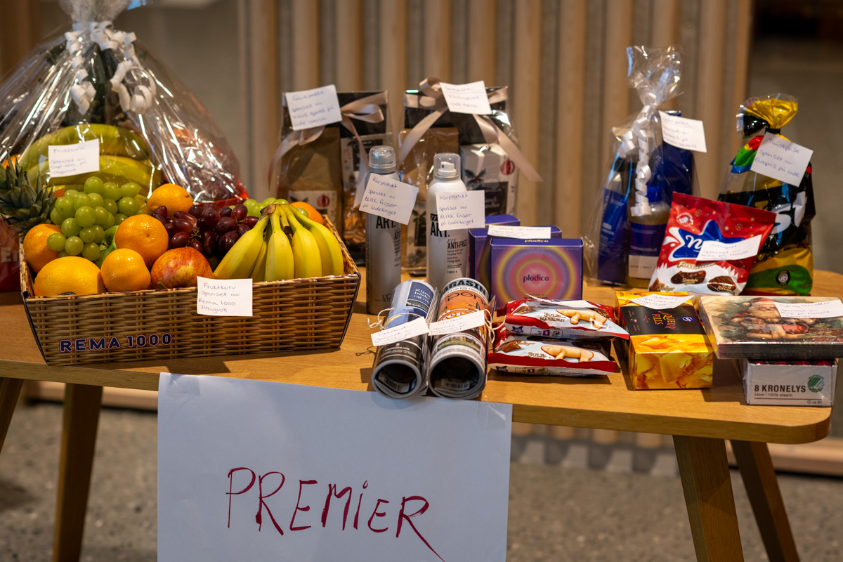 Et bord med premier. Det er fruktkurver, hårprodukter og mye annet.