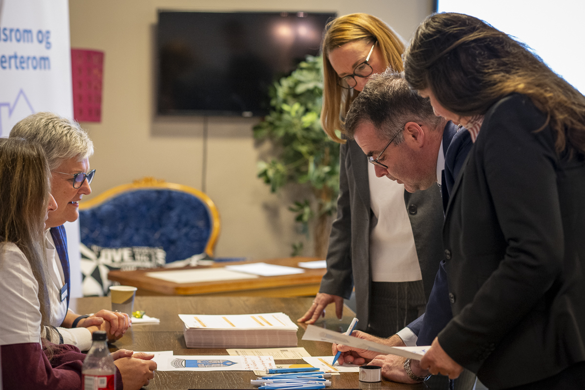 Kent Ranum signerer papir.