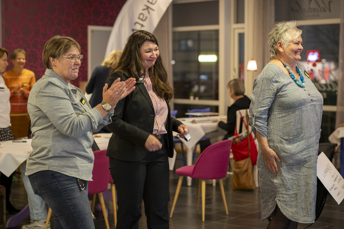 Merethe Ranum får applaus og smiler.