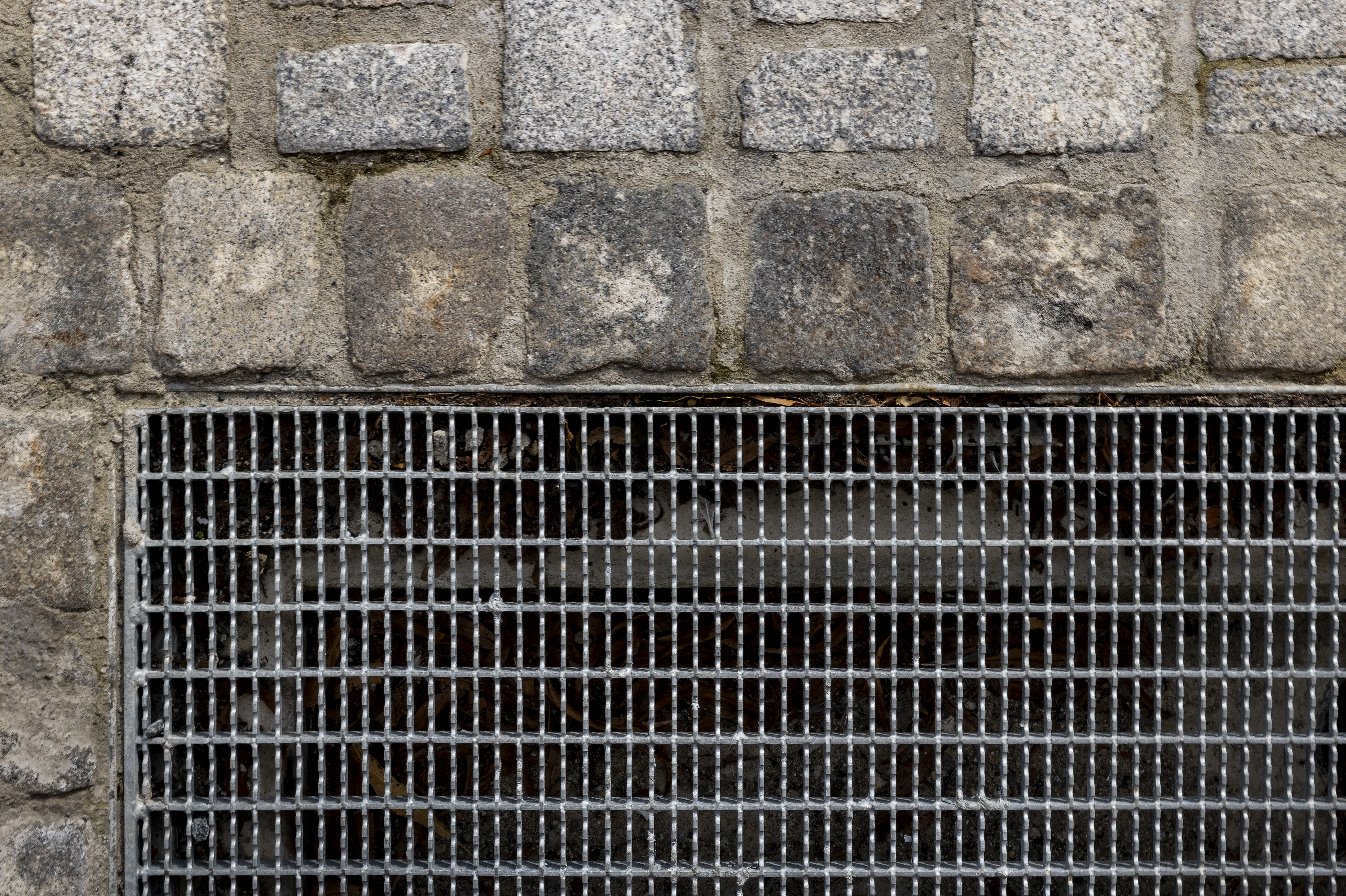 gitter.rist og brostein sett ovenfra