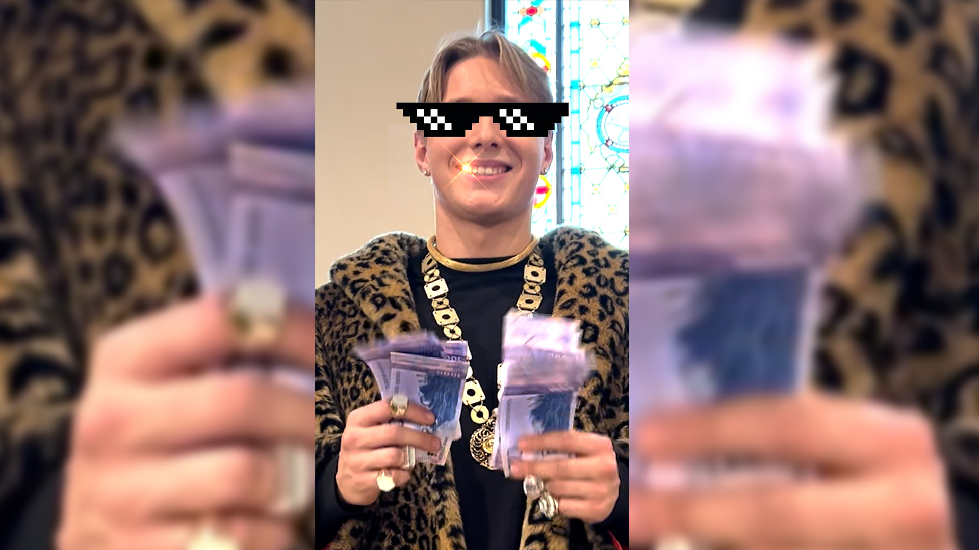 En ungdom som holder kontanter, med solbriller og gullkjede.