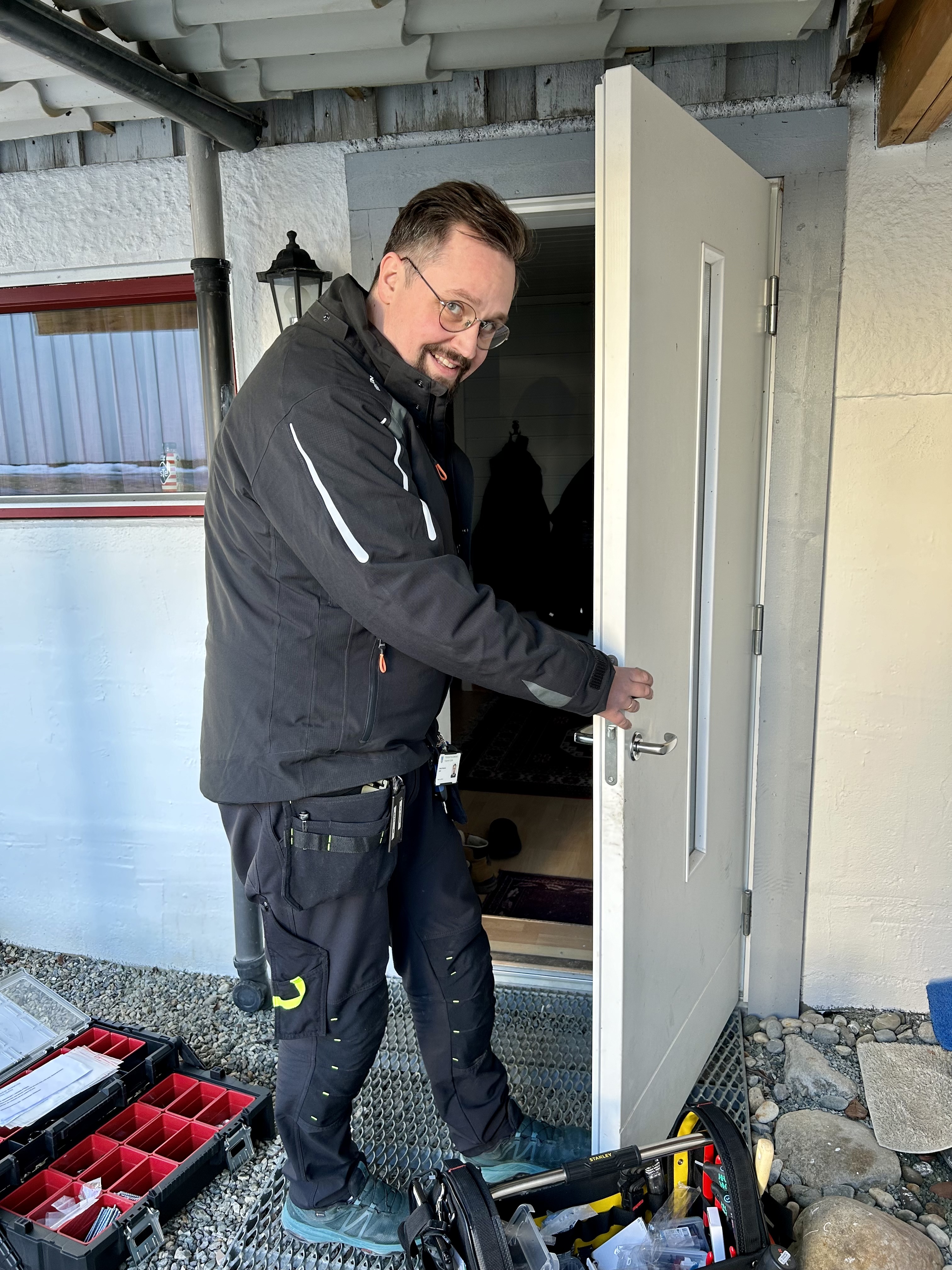 Tekniker i trygghetspatruljen installerer elektronisk d&oslash;rl&aring;s