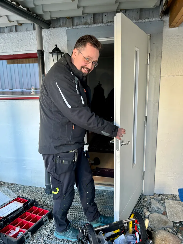 Tekniker i trygghetspatruljen installerer elektronisk dørlås