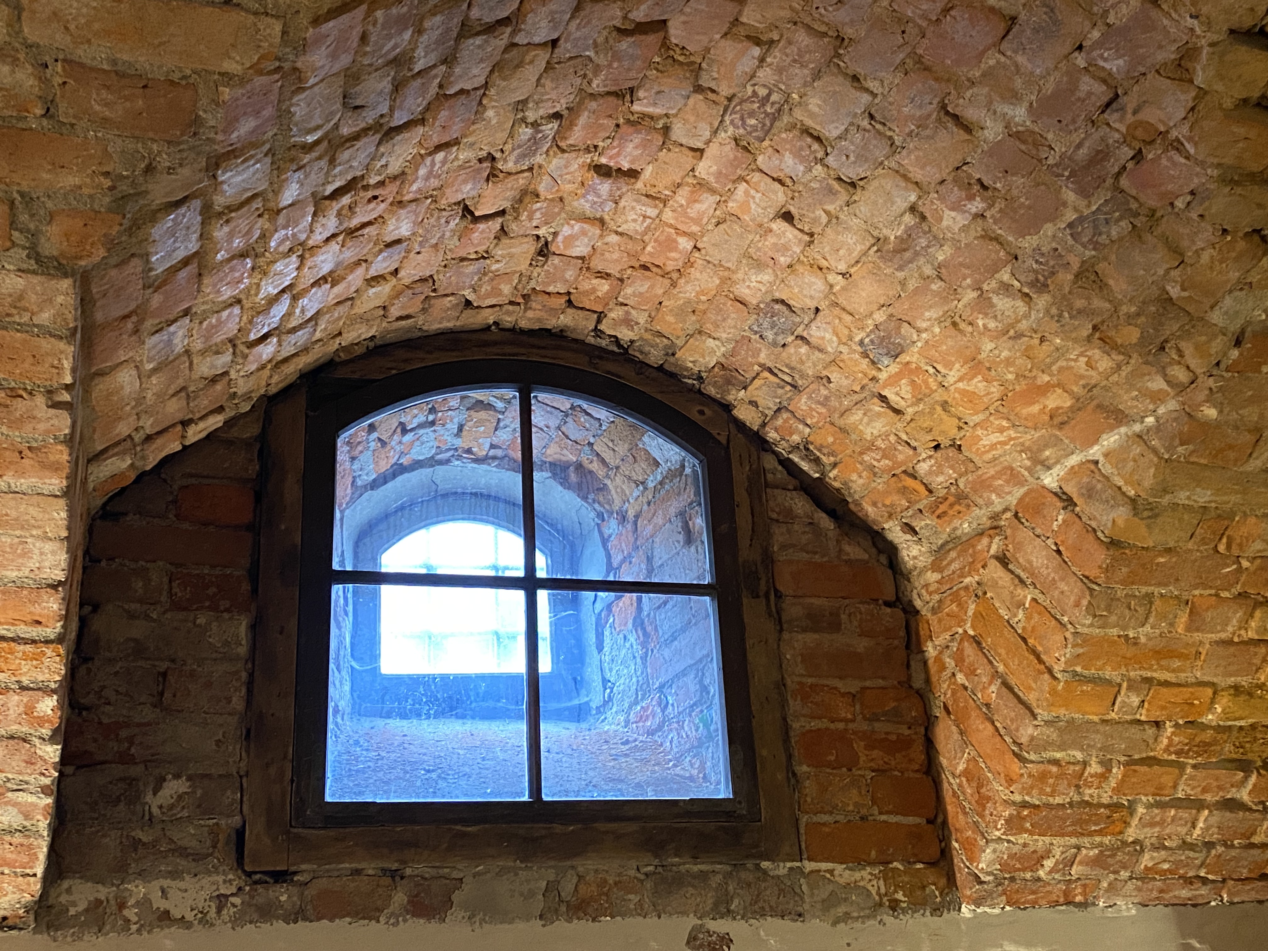 vindu og buetak i hvelvkjeller