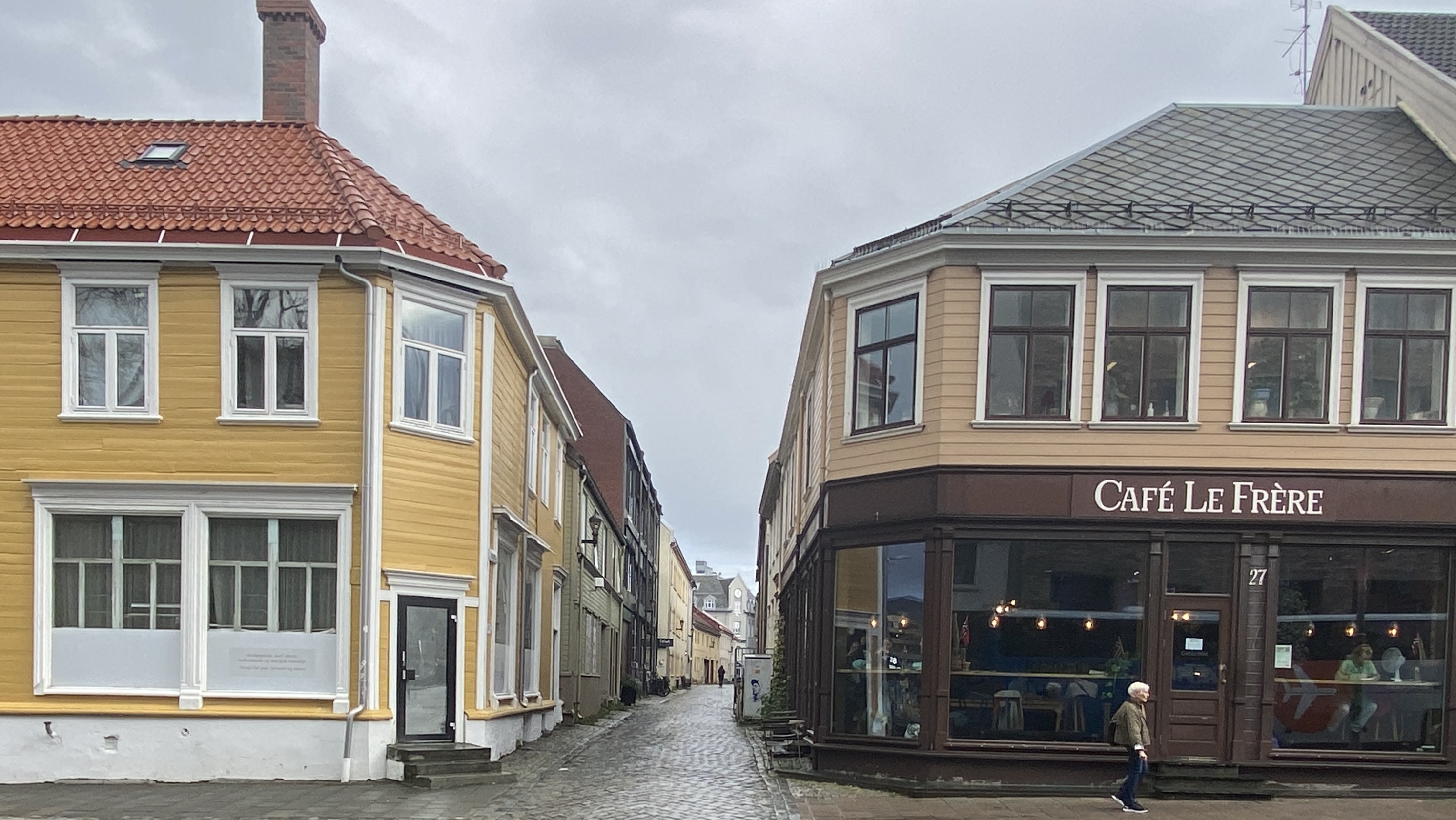 To trebygg med ei veit i mellom