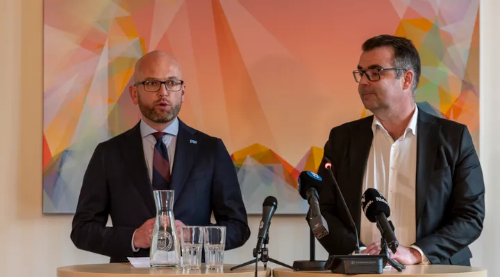 Foto av Kristian Dahlberg Hauge og Kent Ranum på pressekonferansen