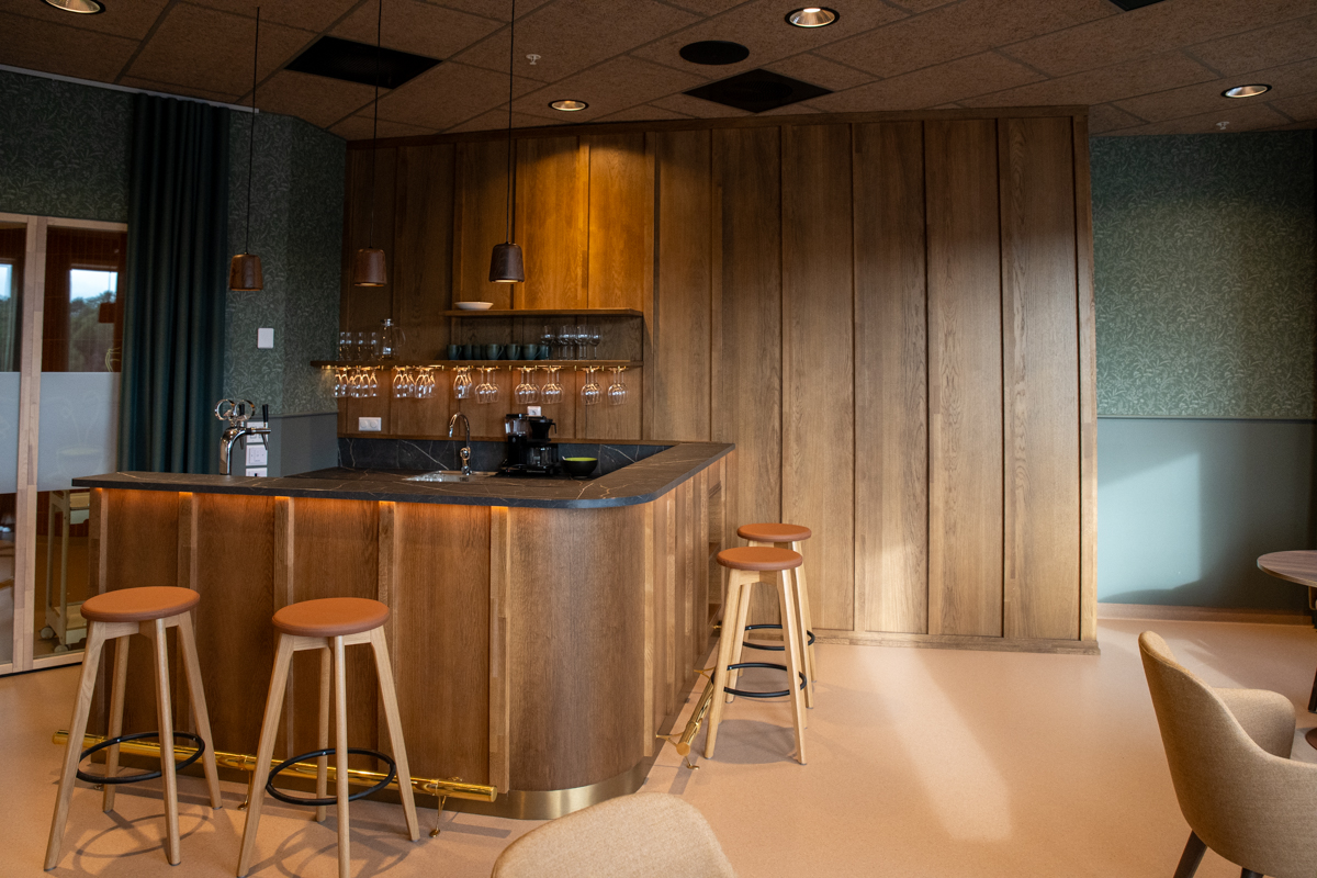 En pub med tre barstoler