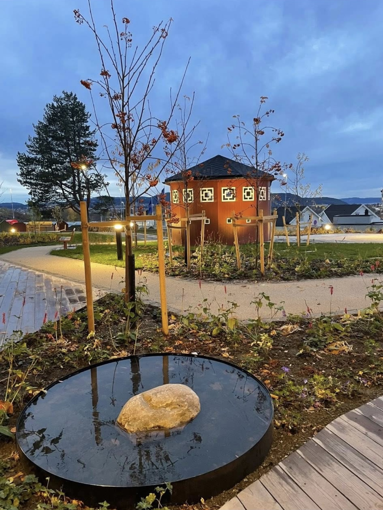 Uteområdet med terrasse og bygninger