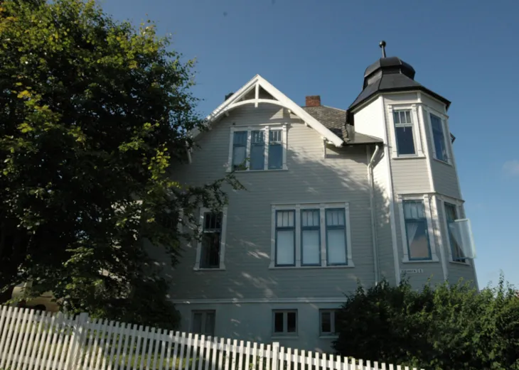 trehus i jugendstil med tårn