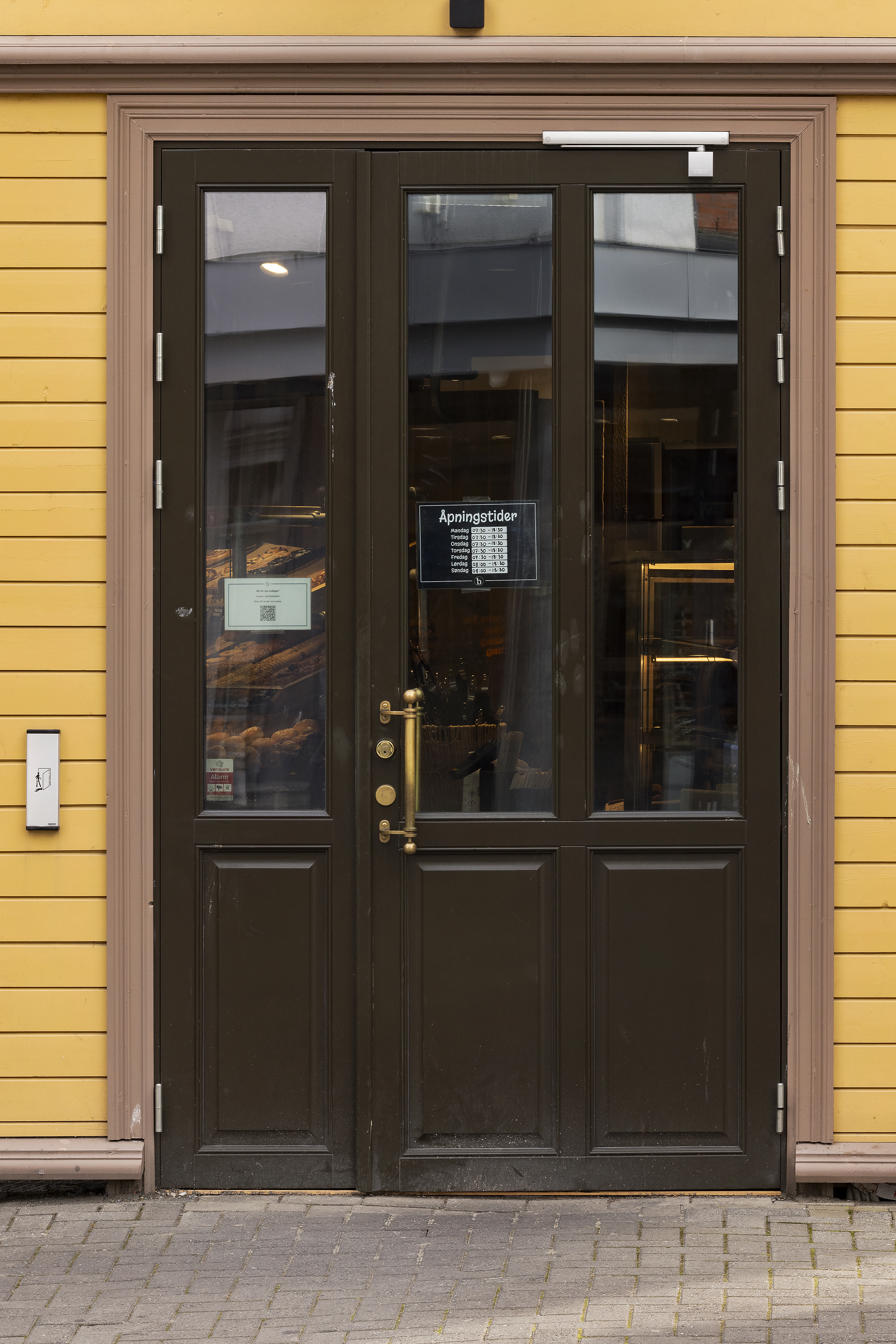 Bilde av en dobbel ytterd&oslash;r i tre i m&oslash;rk gr&oslash;nn frage