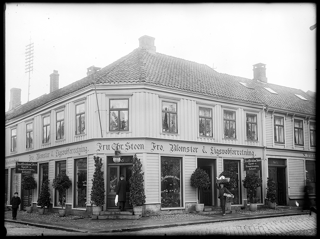 Sort hvitt foto av bygningen fra 1910