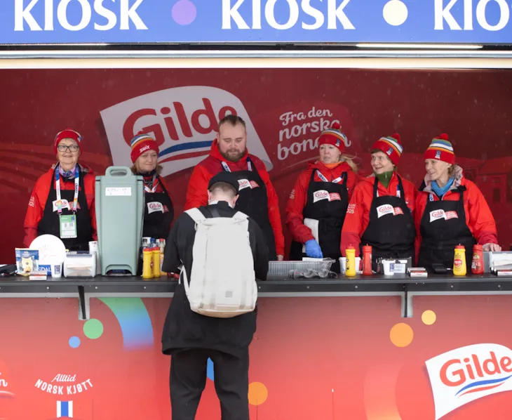 Pølsebu med mange frivillige