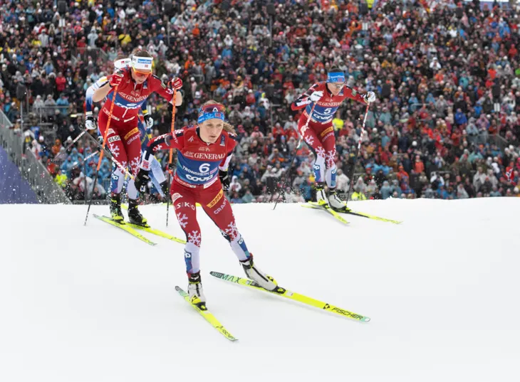 Tre norske langrennsløpere med Therese Johaug i front.