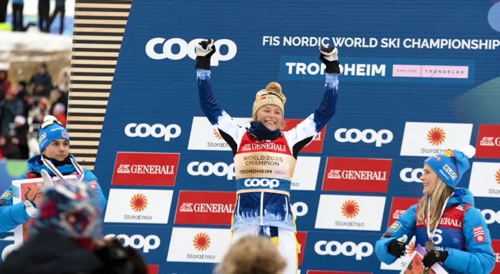 Heidi Weng, Frida Karlsson og Therese Johaug på podiet.
